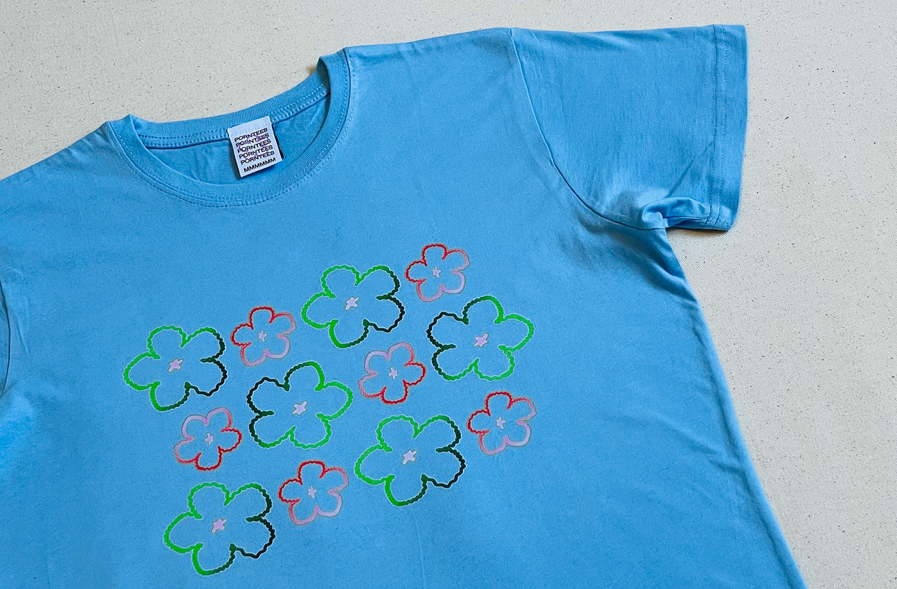 HIBISCUS FIELD BLUE TEE