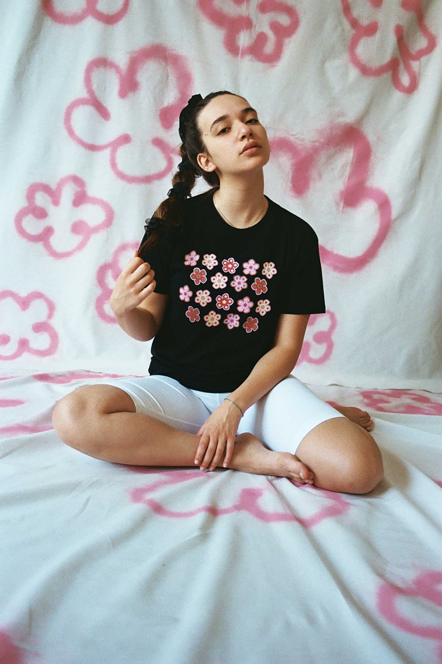 FLOWER FIELD BLACK TEE